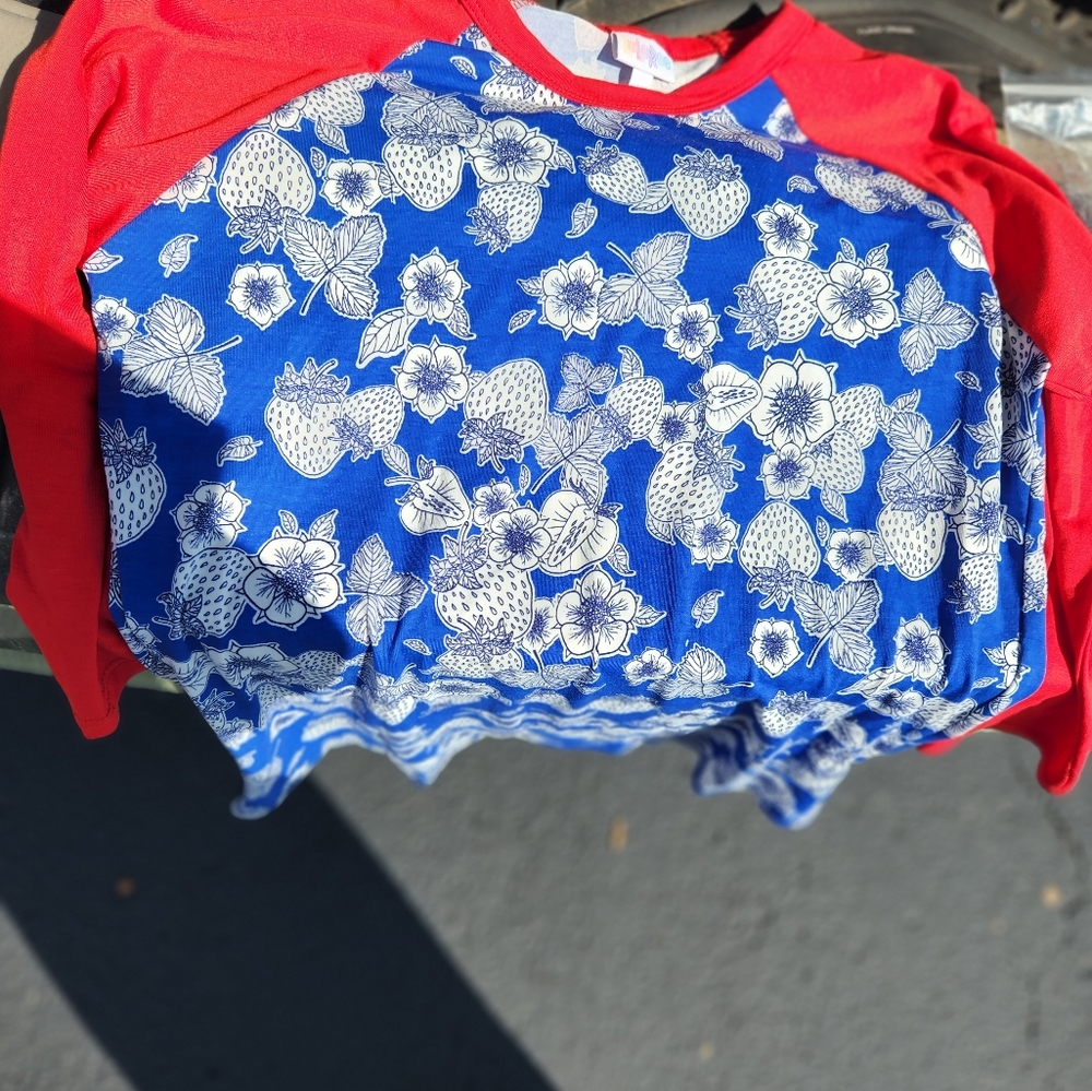 NWT LuLaRoe Randy Strawberry Top - Picture 2 of 4